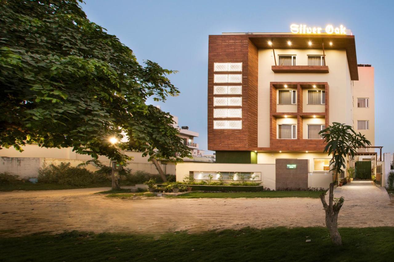 Silver Oak Near Medanta Medicity Hotel Gurgaon Exterior foto